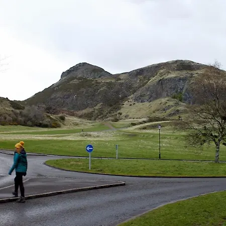 2 Bedrooms Flat Central Edinburgh, Sleeps 6, In The Shadow Of Holyrood Park And Arthur's Seat With Free Parking, Two Bed 아파트 에든버러