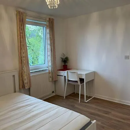 Central Two Bedrooms Apt For 4-6 *