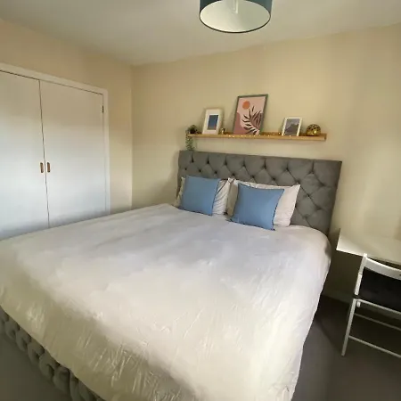 בית אירוח Cozy Bedroom In Shared With Free Parking אדינבורו