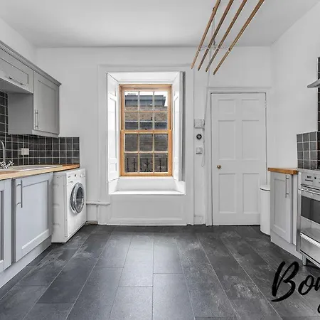 Voltaire - New Town 3br-2ba, Castle Street By Bonjour Residences Edinburg