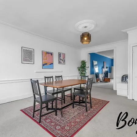 Voltaire - New Town 3br-2ba, Castle Street By Bonjour Residences Edinburg