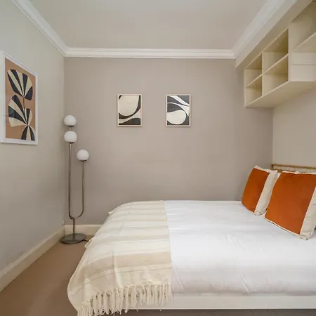 Retro New Town Garden Flat Edynburg