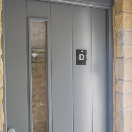 Stylish Modern Newly Built 15 Min From Centre 아파트 *