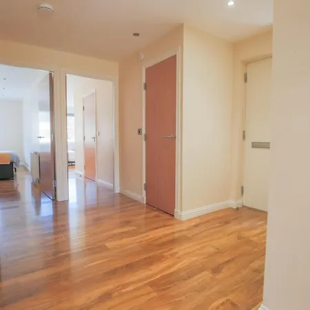 Stylish Modern Newly Built 15 Min From Centre *