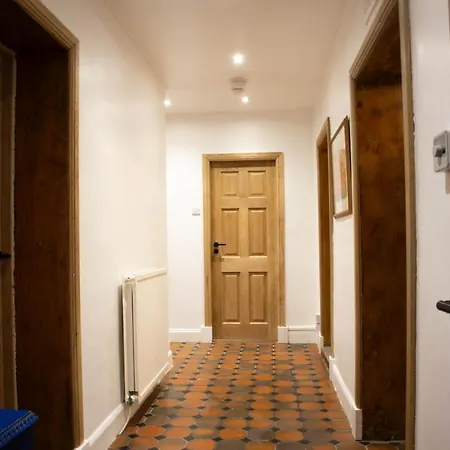 Apartment Elegant & Sunny 2bd Basement Stay, Edinburgh!