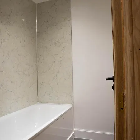 Elegant & Sunny 2bd Basement Stay, Edinburgh!
