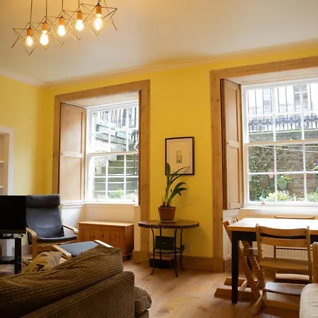 Apartment Elegant & Sunny 2bd Basement Stay, Edinburgh!