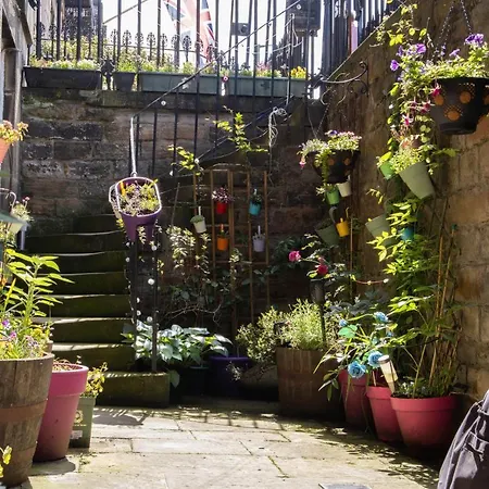 Apartment Elegant & Sunny 2bd Basement Stay, Edinburgh!