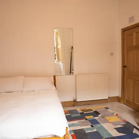 Elegant & Sunny 2bd Basement Stay, Edinburgh! *