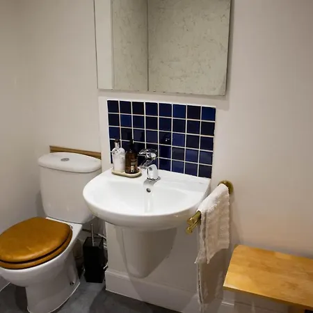 Elegant & Sunny 2bd Basement Stay, Edinburgh! Apartment *