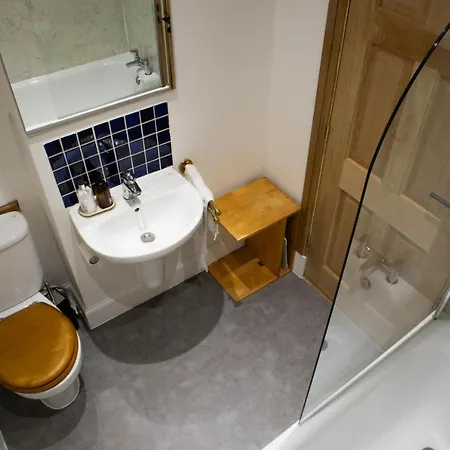 Elegant & Sunny 2bd Basement Stay, Edinburgh!