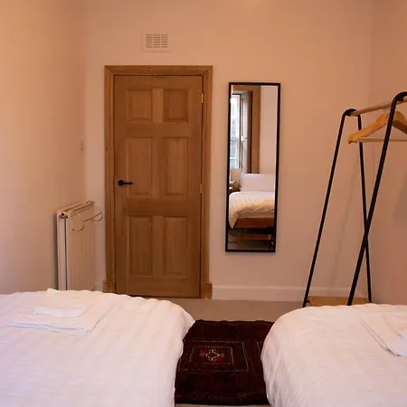 Elegant & Sunny 2bd Basement Stay, Edinburgh! *