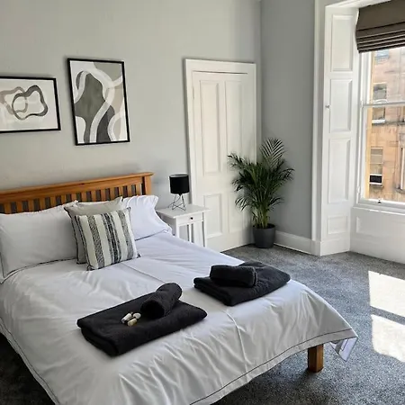 Luxury 3 Bed Flat In