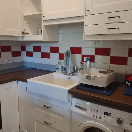 Entire 2 Bedroom Flat Near Centre 4-6 Pp