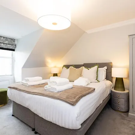 Righ - Luxurious Centre Three Bedroom