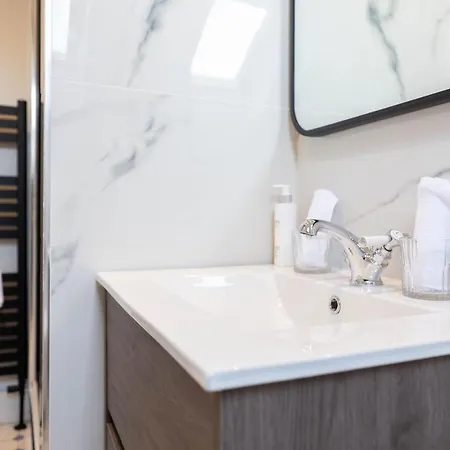 Righ - Luxurious Centre Three Bedroom