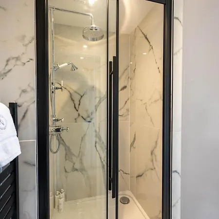 Righ - Luxurious Centre Three Bedroom * Edinburgh