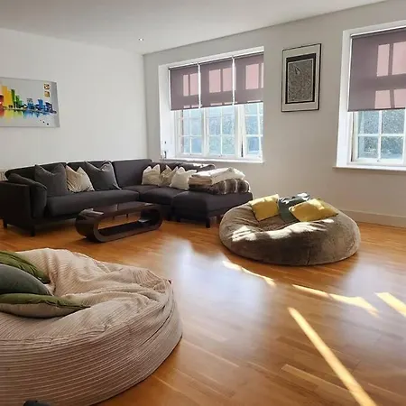 Spacious 2 Bedroom * 爱丁堡