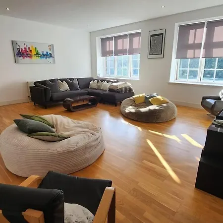 Spacious 2 Bedroom 公寓