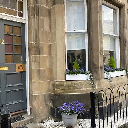 Lovely Main Door 2 Bed Apartment *