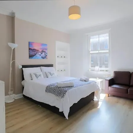 Cosy & Broughton 2br Near Centre