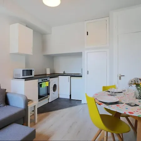 Cosy & Broughton 2br Near Centre