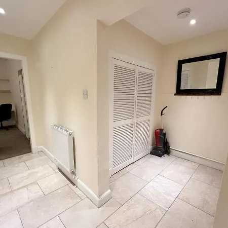 アパート Convenient 2br Basement Flat In Leith エディンバラ