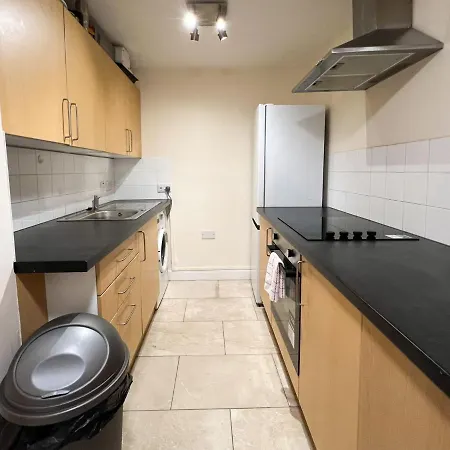 Convenient 2br Basement Flat In Leith アパート