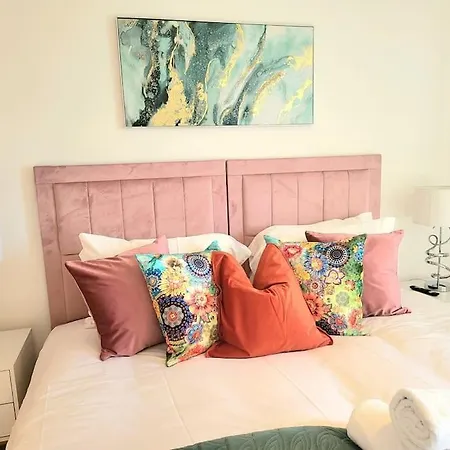 Beautiful Penthouse Sleeps 6 On Actual Beds * Edinburg