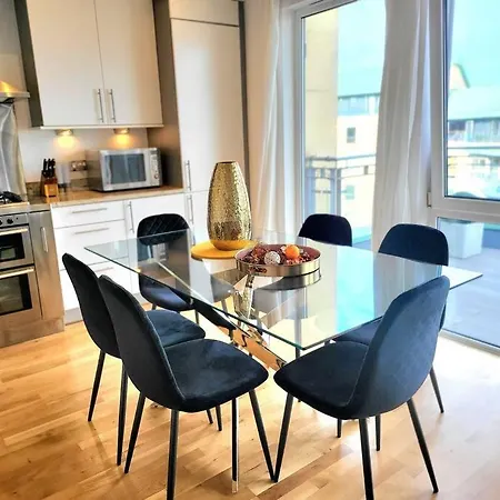 Beautiful Penthouse Sleeps 6 On Actual Beds *