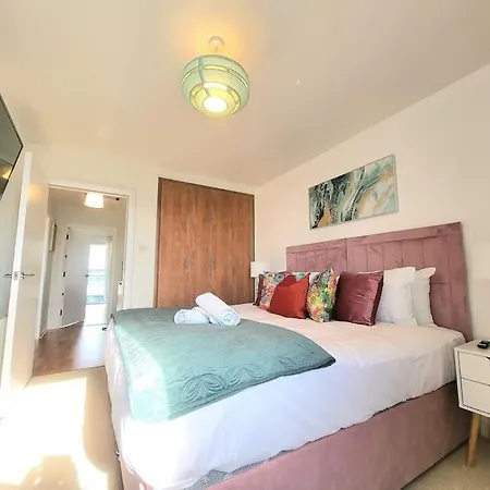 Beautiful Penthouse Sleeps 6 On Actual Beds Edinburg