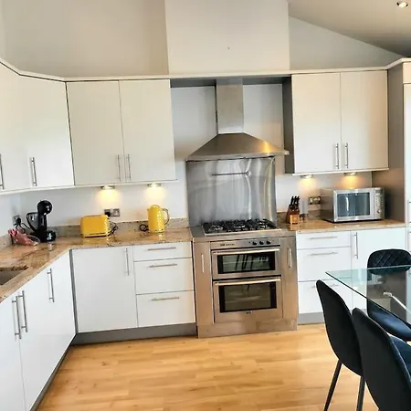 Beautiful Penthouse Sleeps 6 On Actual Beds *