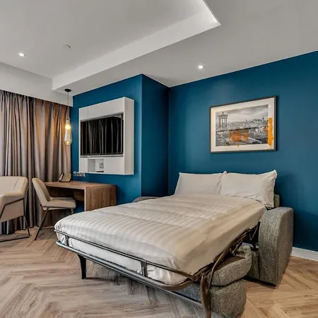 Apart-hotel Roomzzz 4*