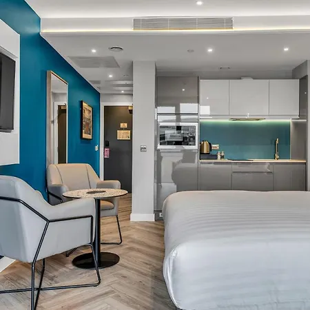 Roomzzz 4* Edinburgh