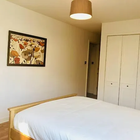 Apartment Spacious Retreat At Prime Location With Free Parking& Balcony