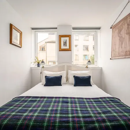 The Riverside Hideaway By Calton Living * Edinburgh