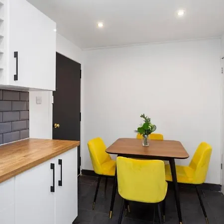 Semesterbostad Boutique 3 Bed House - Parking - Garden *