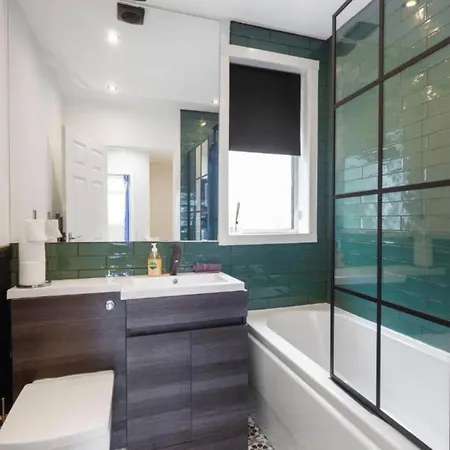 Semesterbostad Boutique 3 Bed House - Parking - Garden *