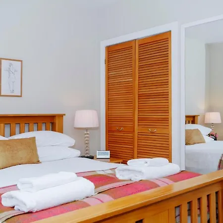 2-bedroom Old Town Apartment Edinburgh