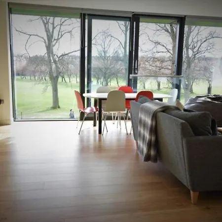 The Simpson - Luxury 2 Bed - Private Parking
