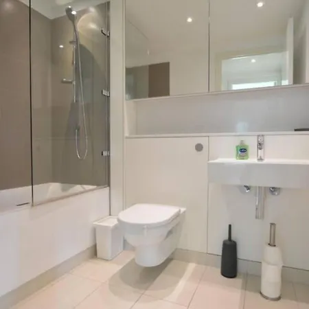 The Simpson - Luxury 2 Bed - Private Parking Apartment Edinburgh