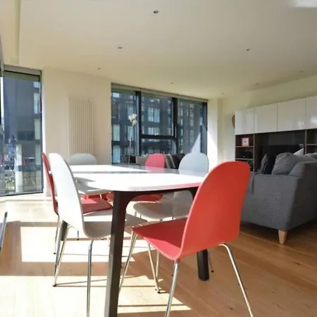 The Simpson - Luxury 2 Bed - Private Parking *