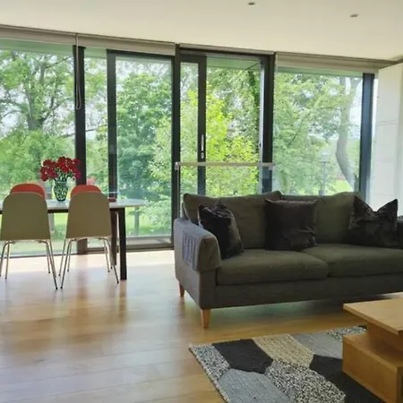 The Simpson - Luxury 2 Bed - Private Parking