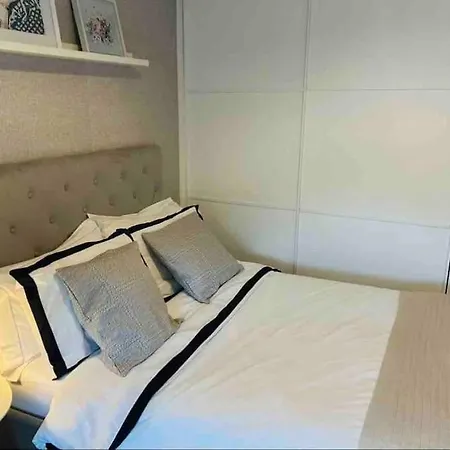 Large 2 Bedroom, Ground Floor Flat, Close To Apartment *