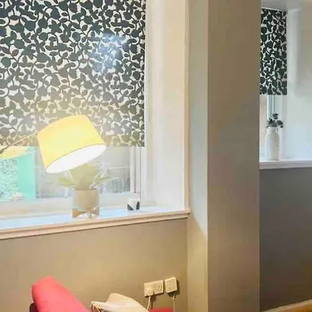 Large 2 Bedroom, Ground Floor Flat, Close To * 爱丁堡