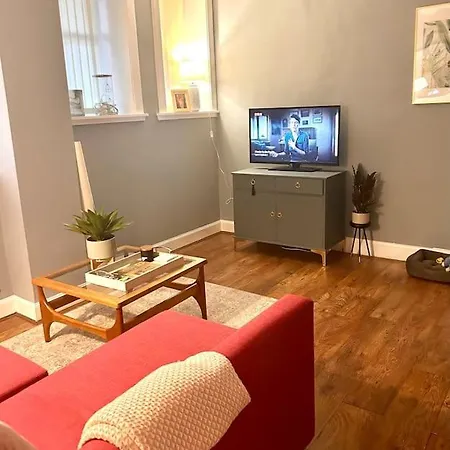 Large 2 Bedroom, Ground Floor Flat, Close To 爱丁堡