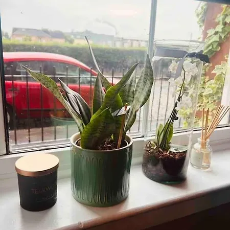 Large 2 Bedroom, Ground Floor Flat, Close To Apartmán *