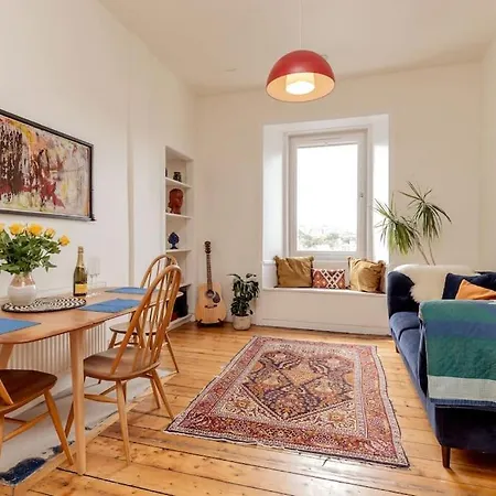 Castle Views! Stylish 2bd Flat, Sleeps 4 *