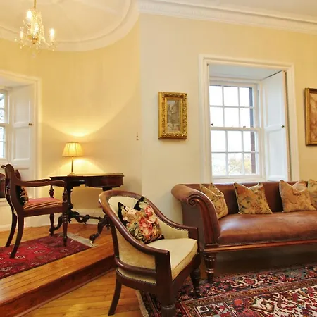 Апартаменты Elegant 3-bedroom Ramsay Garden In Centre Эдинбург