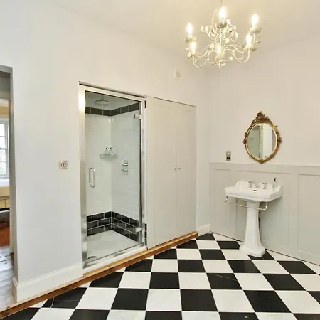 Апартаменты Elegant 3-bedroom Ramsay Garden In Centre